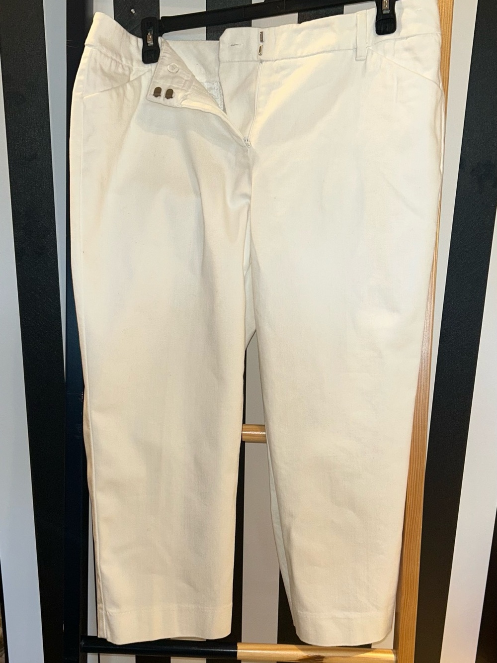 New York & Company Cream Cropped Women's Pants